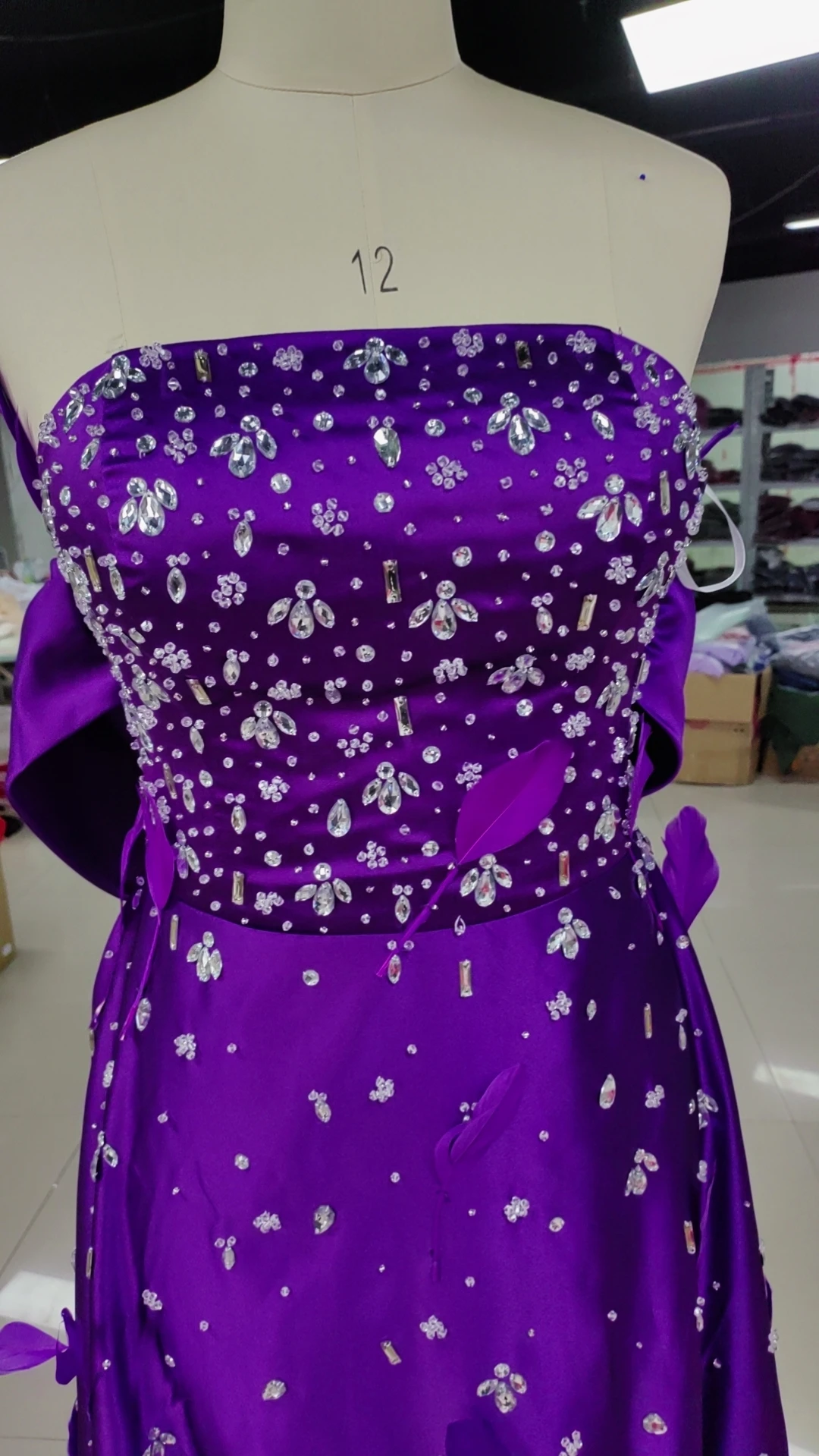 Oisslec-Robe de Bal Élégante et Vintage avec Plumes Violettes et Cristaux, Tenue de Princesse Personnalisée pour VincFormelle et Soirée