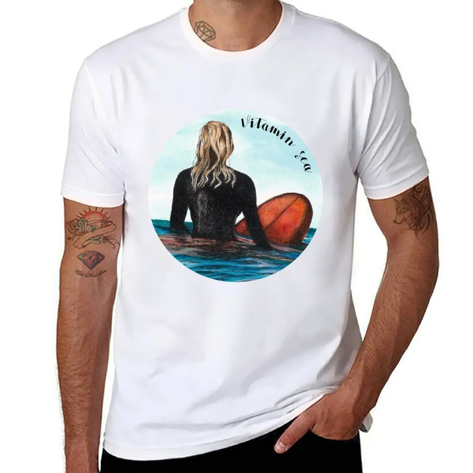 Vitamina Sea - Chica surfista rubia con tabla de surf naranja en agua azul Camiseta de algodón Camiseta 100%