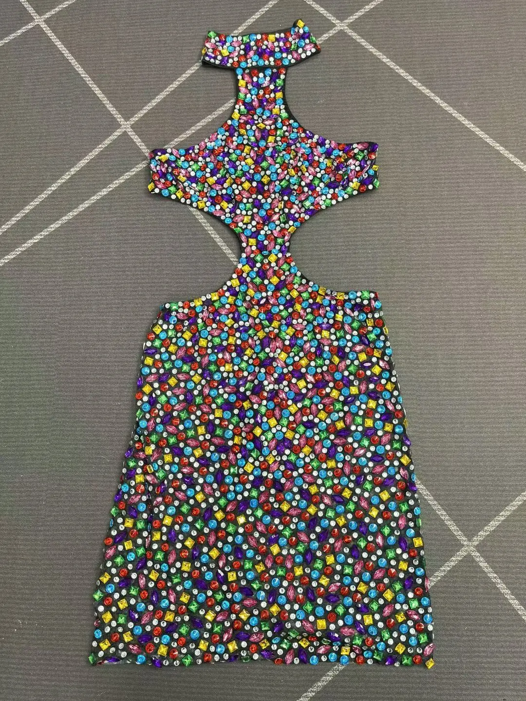 Nihongdeng رائع المرأة الملونة حجر الراين شنقا الرقبة فستان مثير عارية الذراعين المشاهير السجادة الحمراء المدرج اللباس بار اللباس