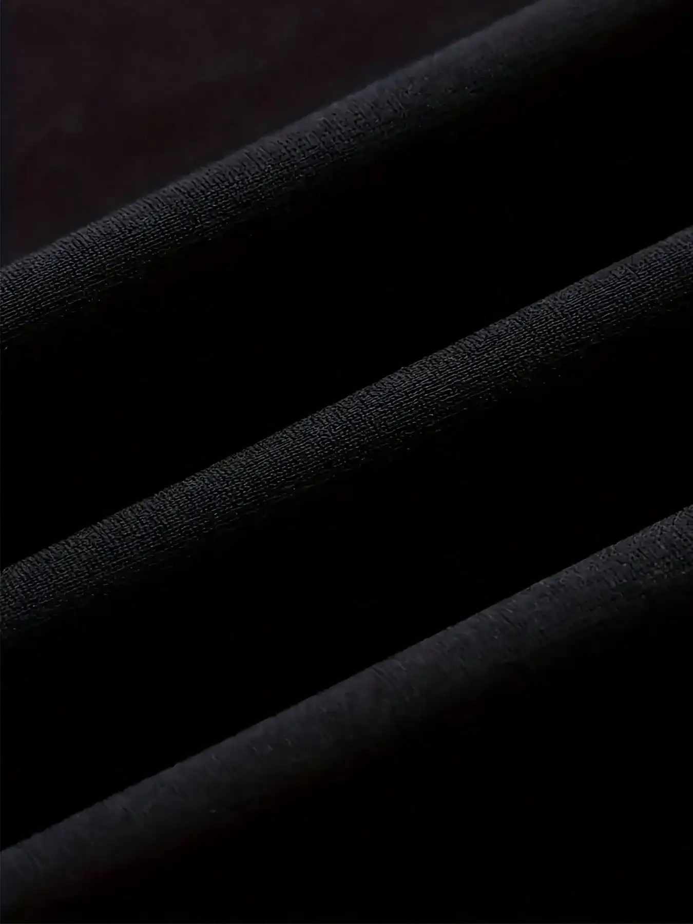 قطعة واحدة من تي شيرت Mardi Gras Fleur-De-Lis المطبوع - تصميم أخضر لامع وذهبي وأرجواني، رقبة دائرية، كم قصير