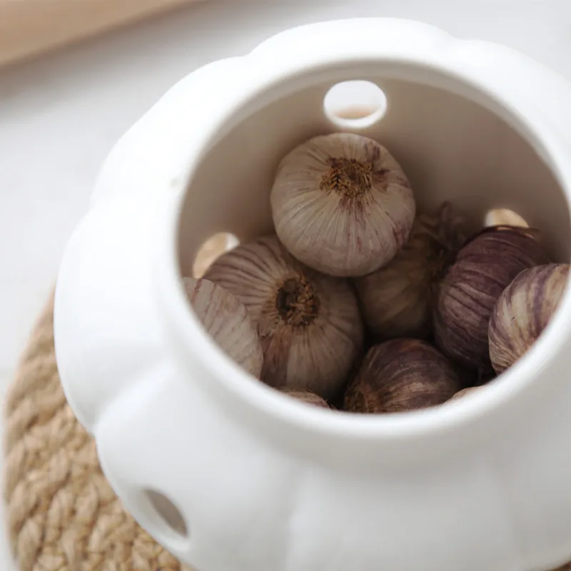 Creative Bamboo Cover Ceramic Storage Cans Lovely Shape Kitchen Garlic/Ginger Ventilated Storage Tank Hotel/Home Use