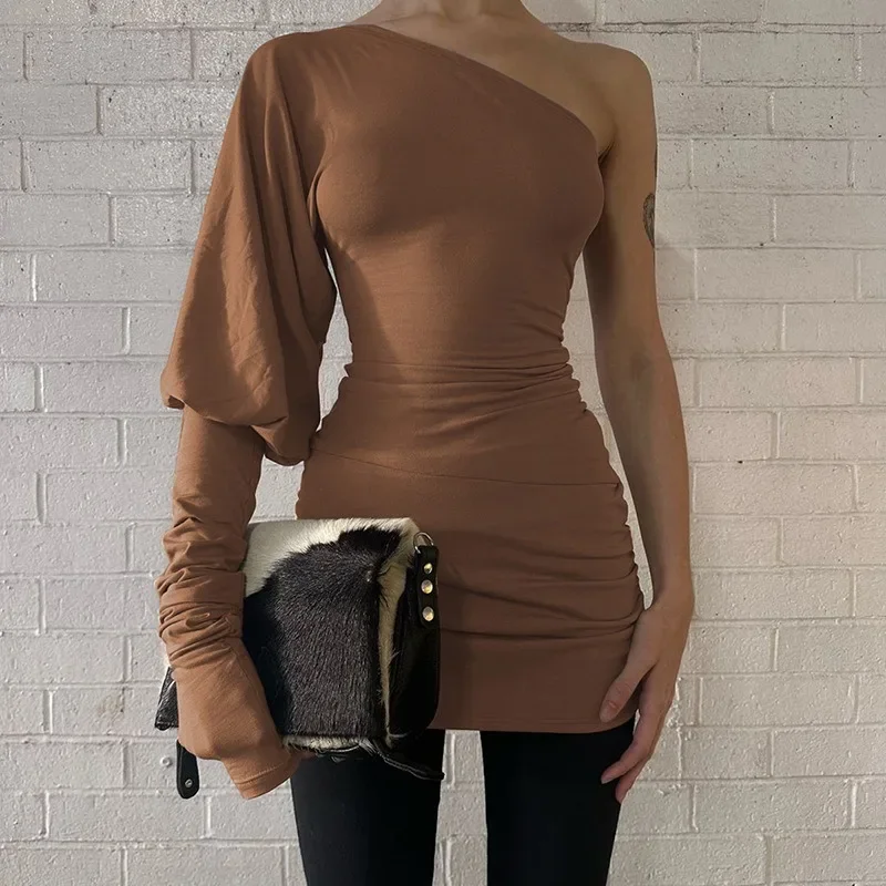 DINADD Abito corto nero con spalle scoperte Abito da festa aderente pieghettato alla moda da donna Y2k Abito estivo con collo inclinato