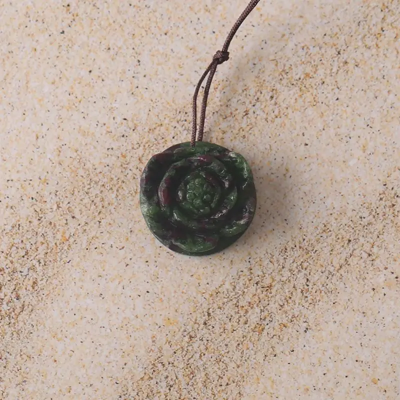 

Подвеска с цветочным рисунком из рубина и зоизита со сложной резьбой для ремесленных ювелирных изделий и стиля бохо 20x20x8 мм-5,6 г