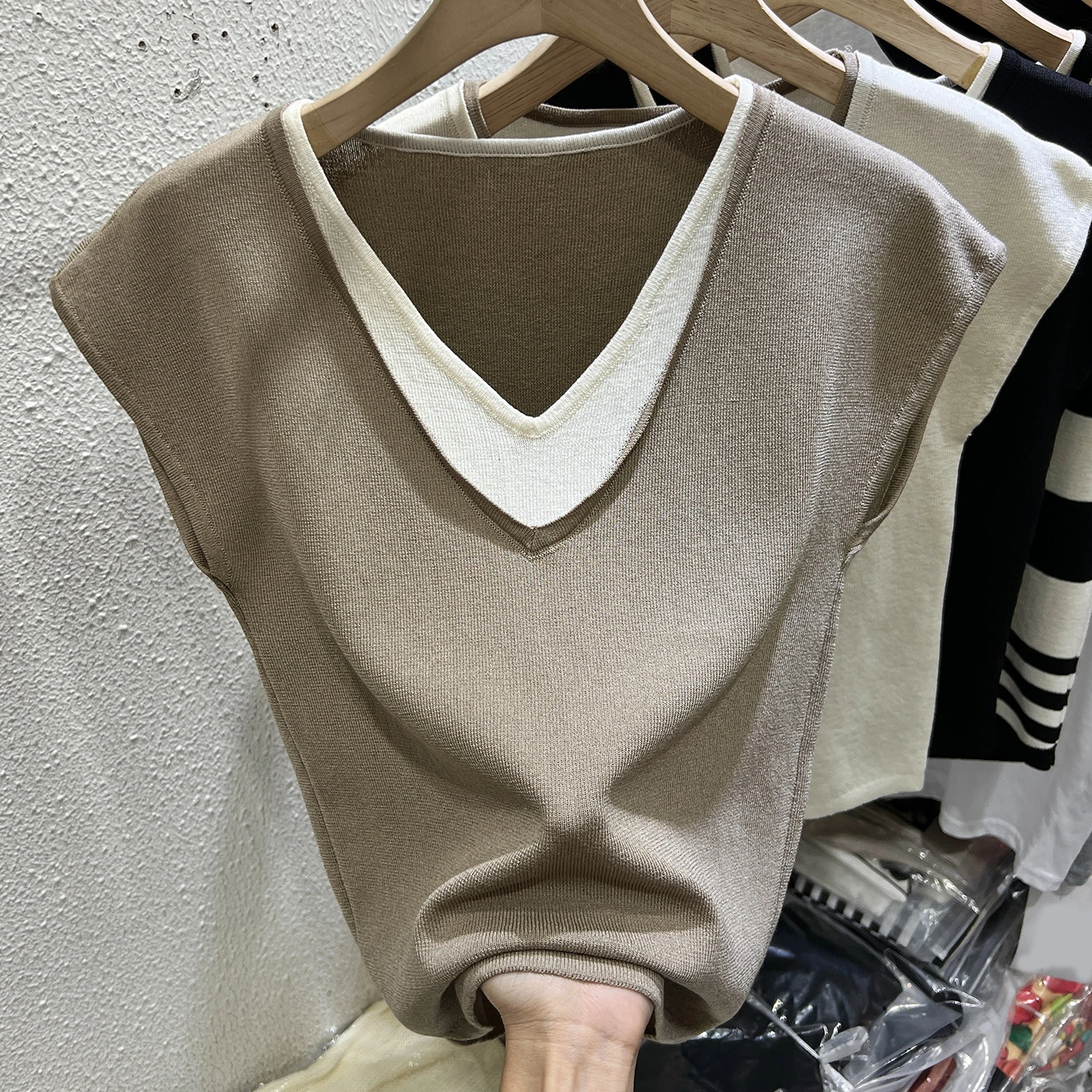 

Large Size Ice Silk Short Sleeve T-Shirt Women's Summer Loose Slimming Stylish Fake Two-Piece Sleeveless Top Korean Style V-Neck
