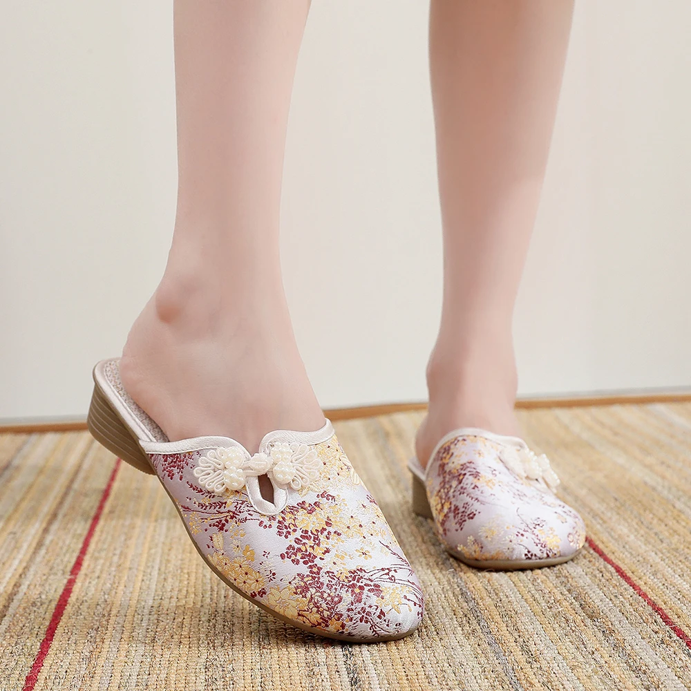 Veowalk Newly Summer Women Flowers Embroidered Flat Mules Slippers Comfortable Fabric Walking Shoes for Elegant Lady Vegan Home