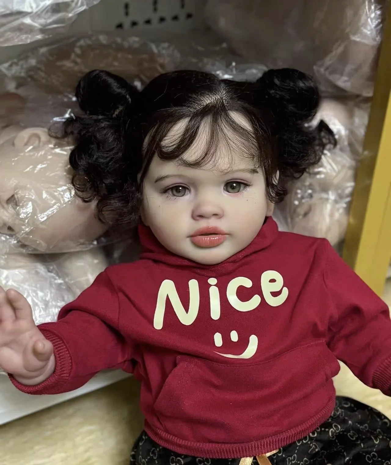 عرض St.Store قابل للتخصيص مقاس 26 بوصة من Reborn Baby Pippa مع شعر مجعد متجذر يدويًا مع دمية ذات فستان مختلف