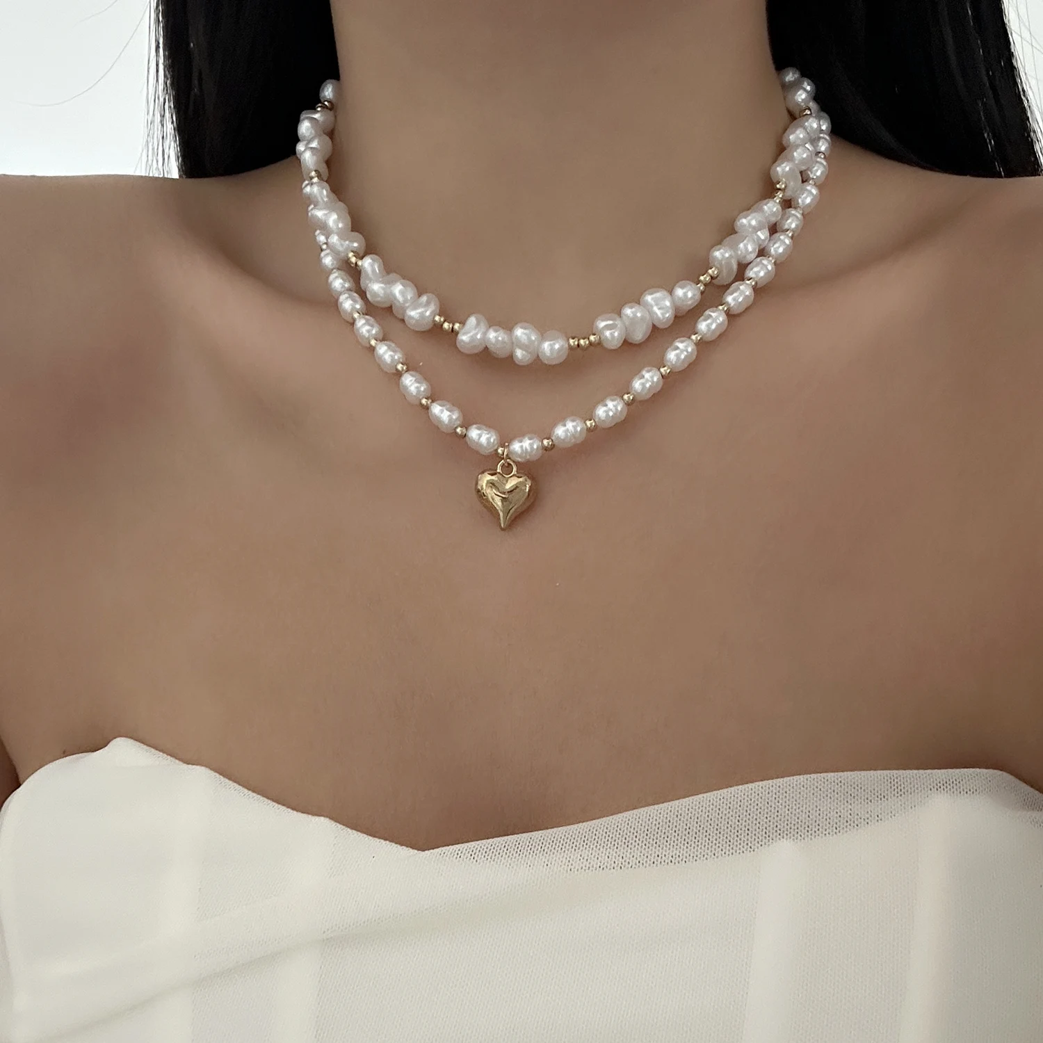 Retro Einfache Herzförmige Anhänger-Halskette für Frauen, Mehrschichtige Unregelmäßige Imitationsperlen-Perlenkette, Choker für Party und Bankett