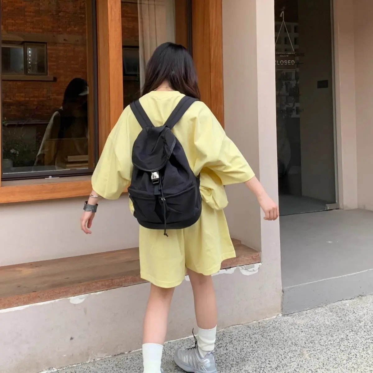 Mochila feminina preta com design de viagem, bolsa de computador de nylon leve e versátil para viagem, mochila de grande capacidade