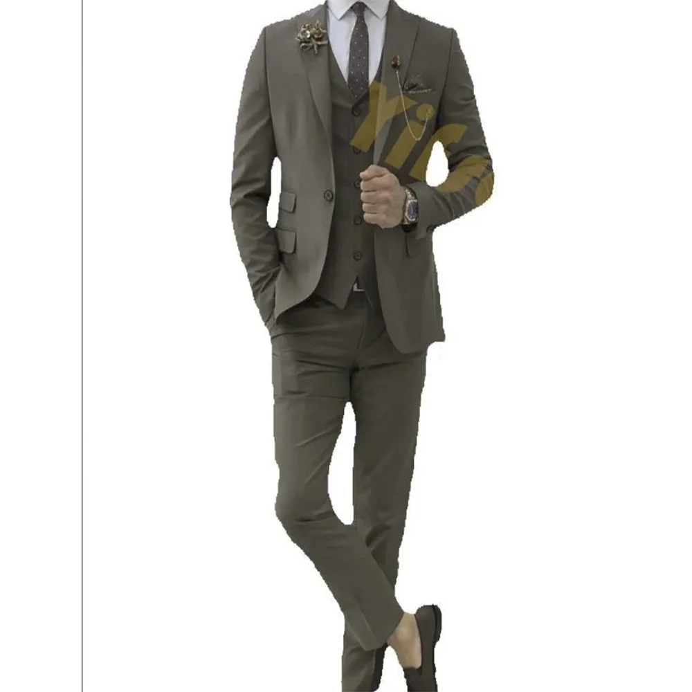 

Коричневый мужской костюм-тройка для свадьбы и торжественных мероприятий: пиджак, жилет, брюки. Индивидуальный пошив, люксовый бренд, приталенный крой.