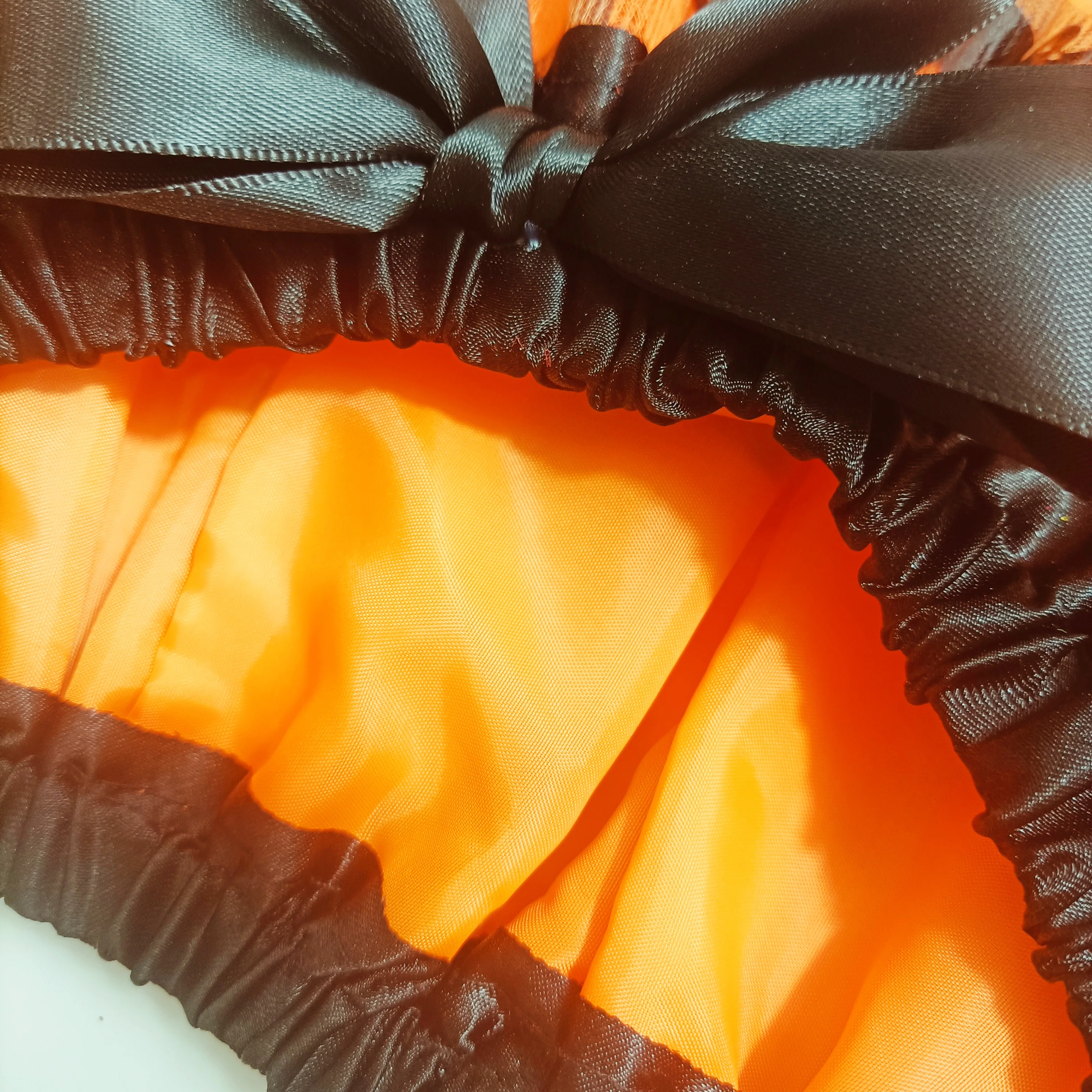 Halloween-Tüllröcke für Erwachsene mit gruseligen Fledermäusen und Sternen, schwarze Schleifen verleihen Eleganz. Leichter Tüll sorgt für Komfort – Detail 8