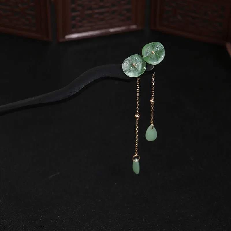 Drewniana spinka do włosów z jadeitowymi zawieszkami w kształcie łezki z motywem kwiatowym, delikatne akcenty, orientalna elegancja vintage, tradycyjne fryzury, artystyczny glamour.