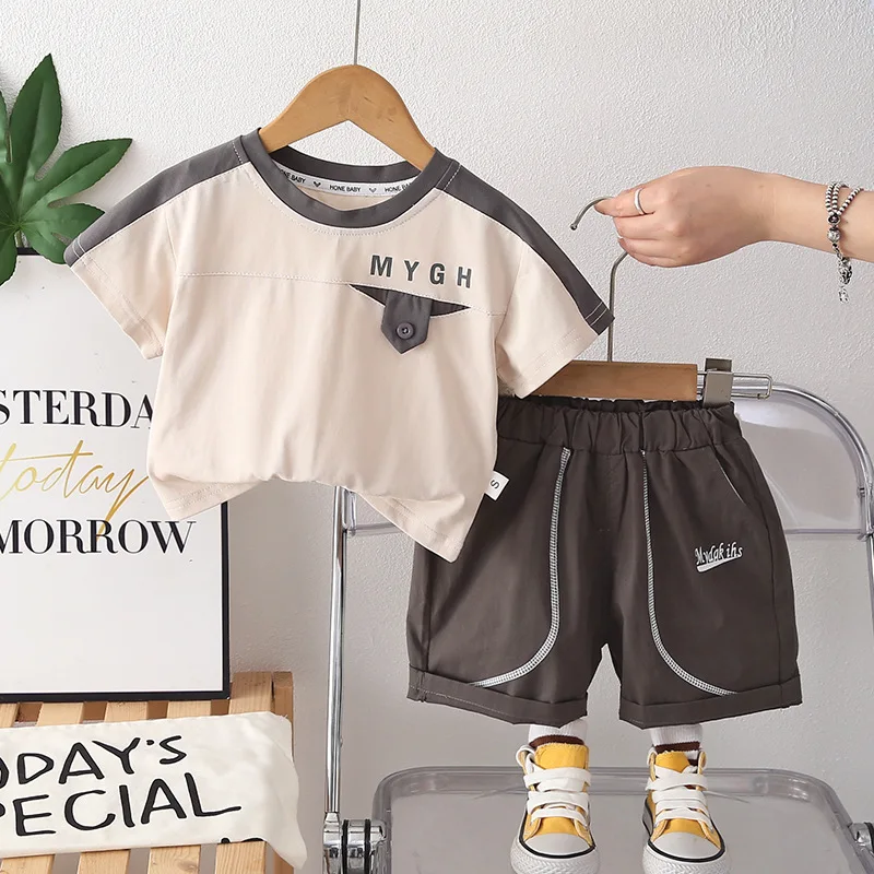 

Детская одежда 2026: Новинка лета – Комплект для мальчиков: футболка с коротким рукавом и шорты с алфавитным принтом, двухцветный, из двух предметов