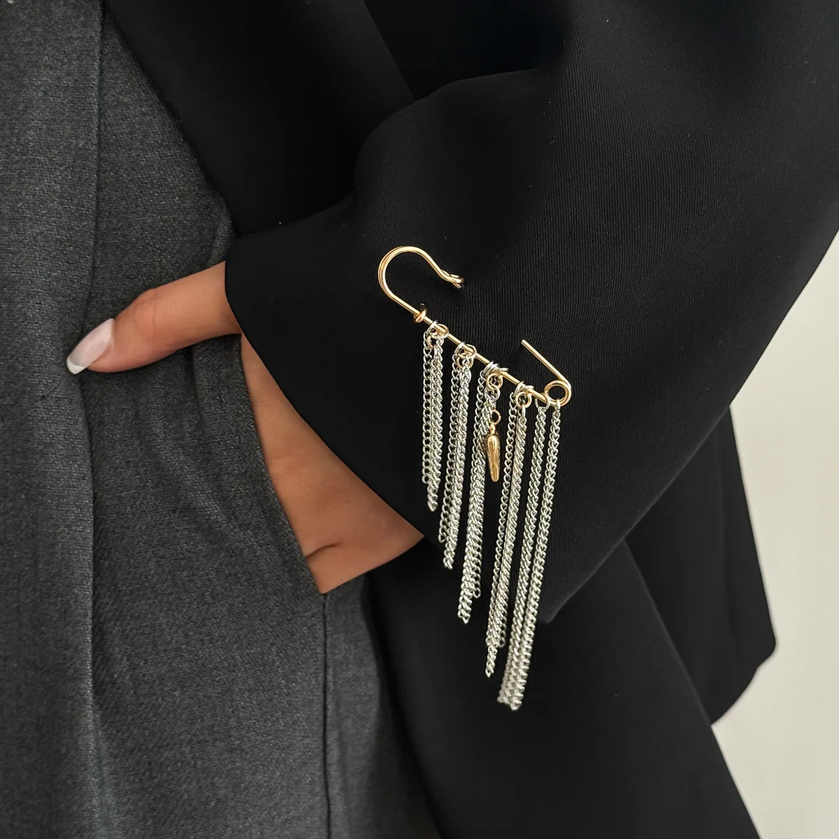 Exaggerated Multiple Tassels Chain Brooches for Women Clothing Accessories Fashion Love Heart Pendent Pin Jewelry Accessories