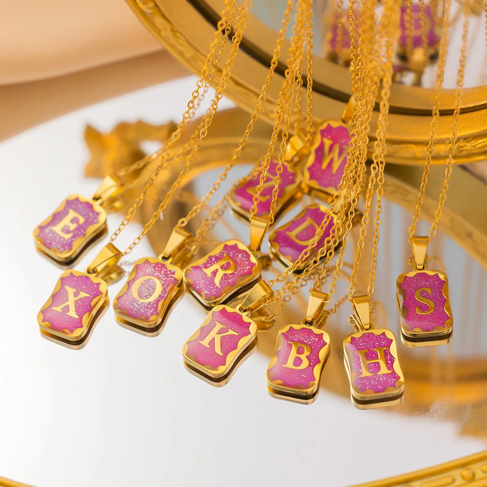 قلادة أولية بحروف إنجليزية مطلية بالذهب عيار 18 قيراط من الفولاذ المقاوم للصدأ بحروف مربعة للنساء