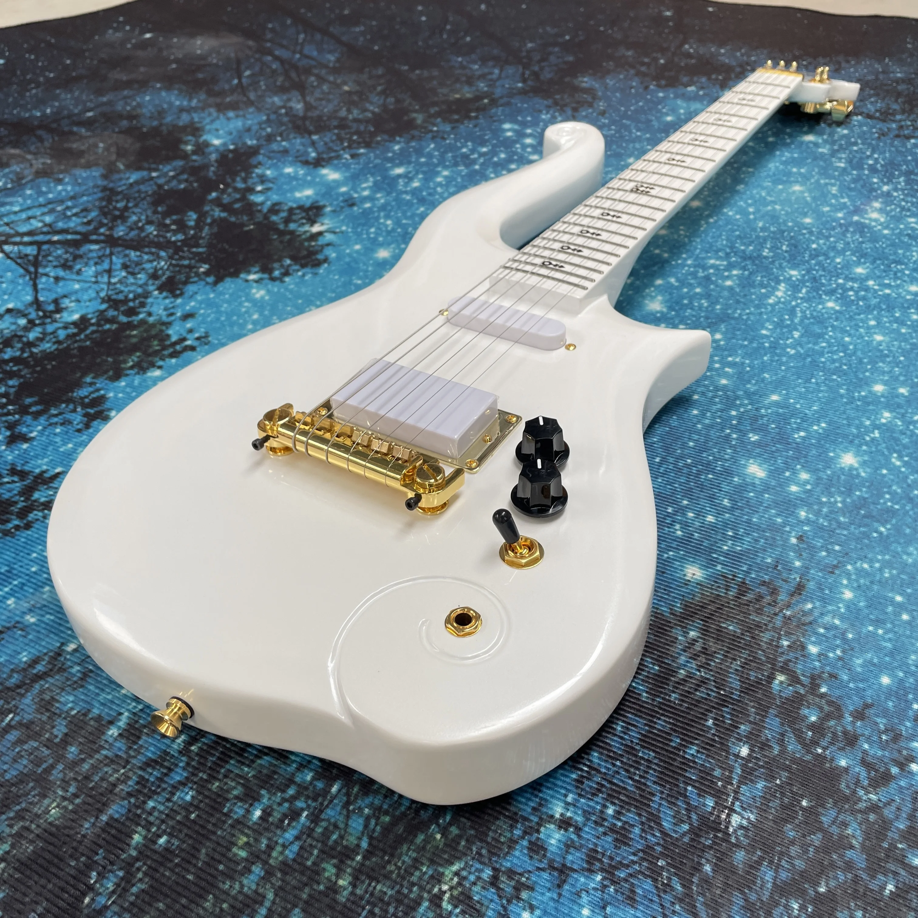 White electric guitar, single and double pickup guitars, maple fingerboard electric guitarra view 3