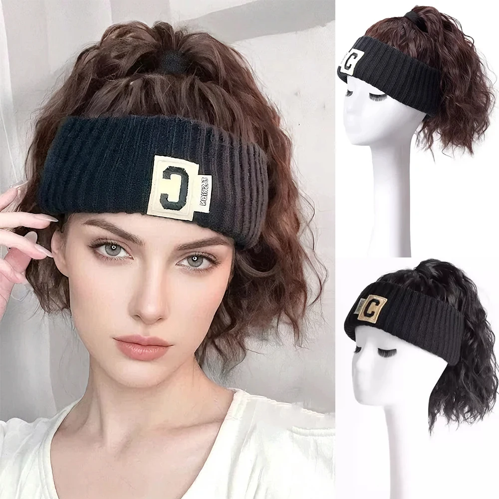 Peluca con gorro de 12 pulgadas, de pelo sintético corto y rizado, con cola de caballo, de aspecto natural, con gorro ajustable y visera, tipo gorra de béisbol.