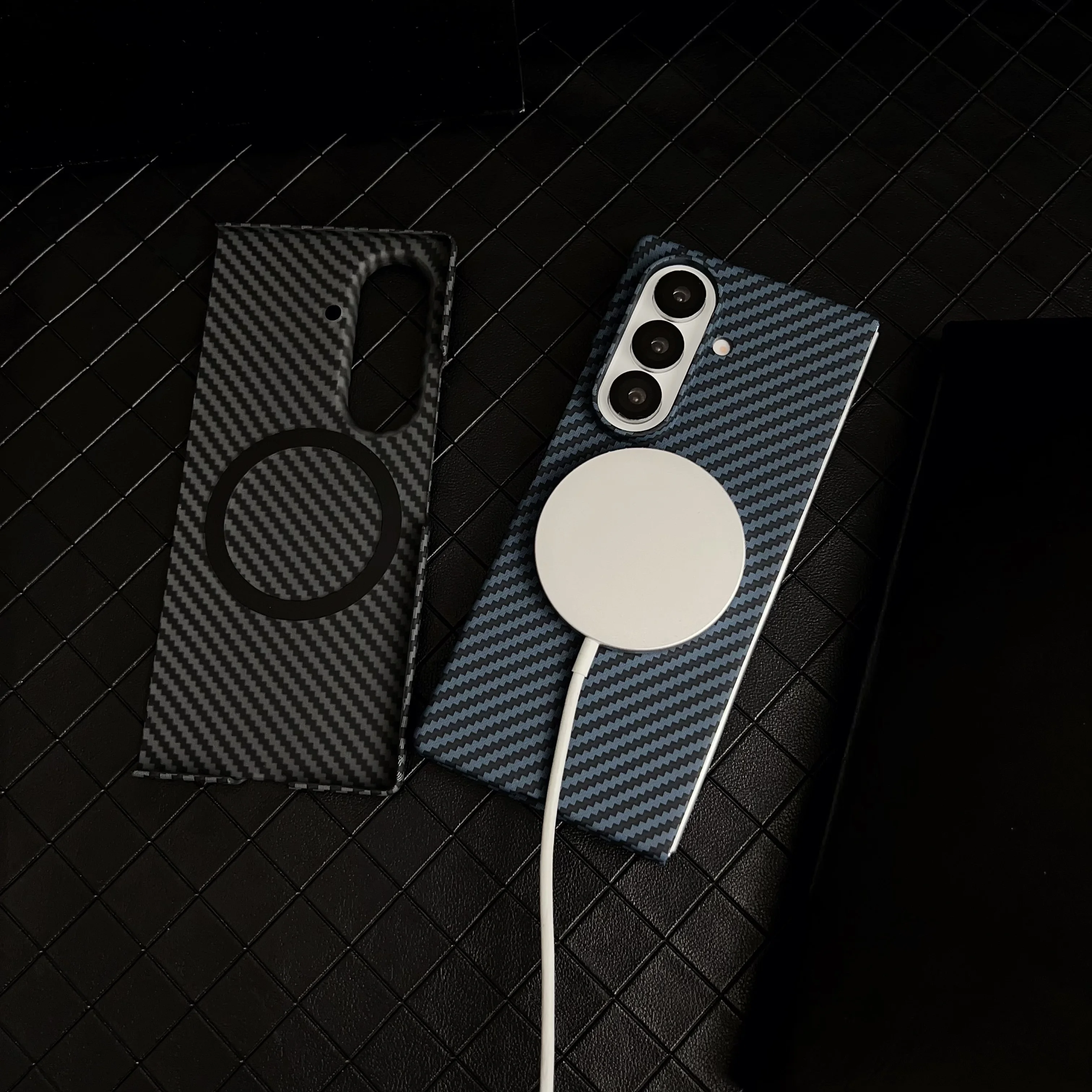 

Carbon fiber protective case suitable for Samsung Z Fold 5/6/7, featuring wireless charging and shock resistance.