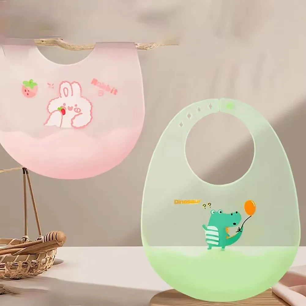 Babadores de bebê fofos à prova d'água, silicone macio, coisas para bebês, ajustável, leve, avental de comida para crianças, material de alimentação de bebê