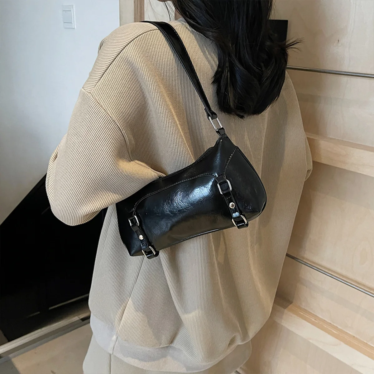 

Повседневная мини-сумка на плечо с глянцевой отделкой. Легкая сумка для подмышек на молнии из искусственной кожи. Повседневные поездки на работу.