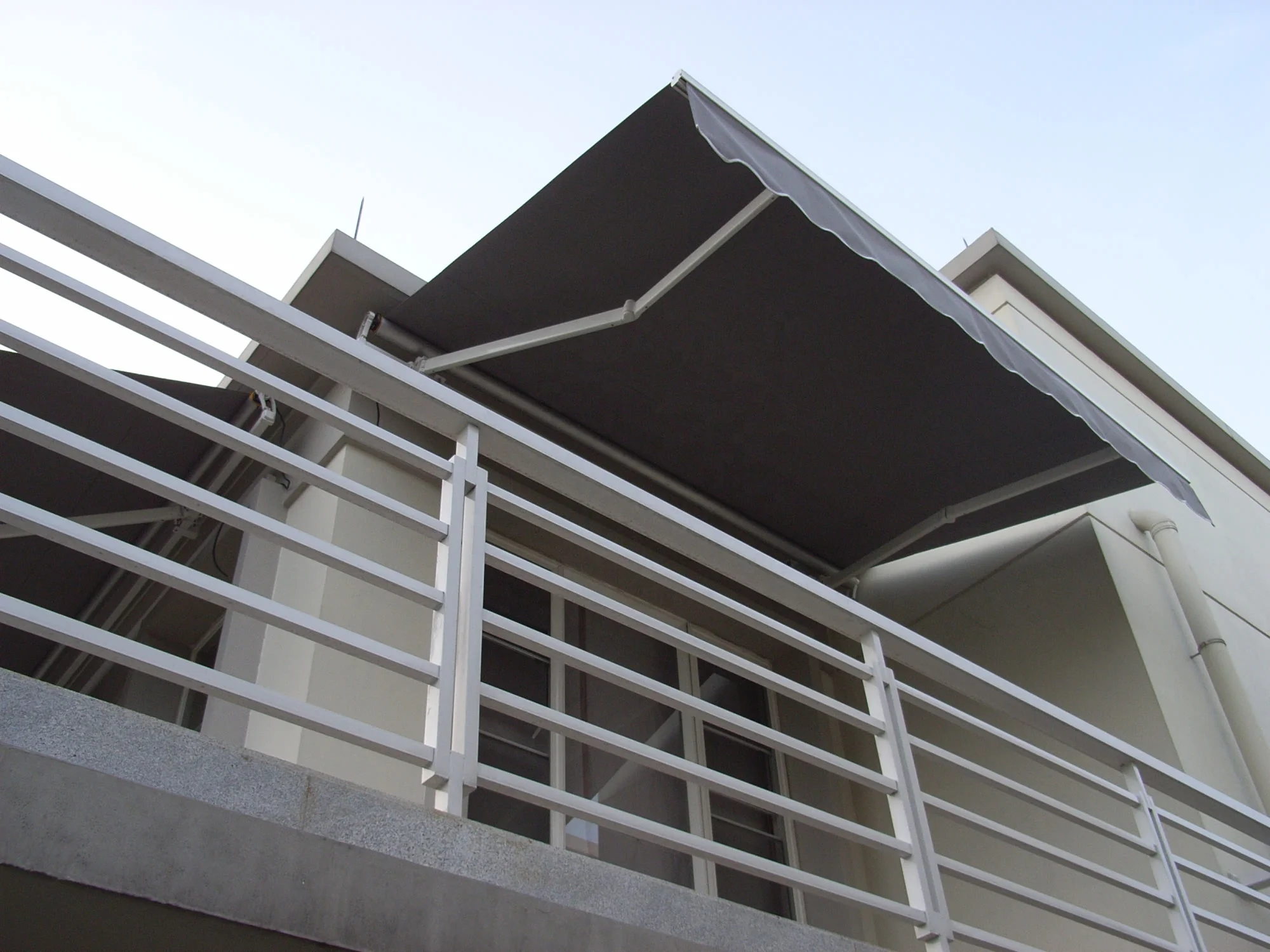 Retractable Aluminum Awning with Remote Control-Lightweight Anti-UV & Windproof for Garden Terrace Balcony Outdoor Shade