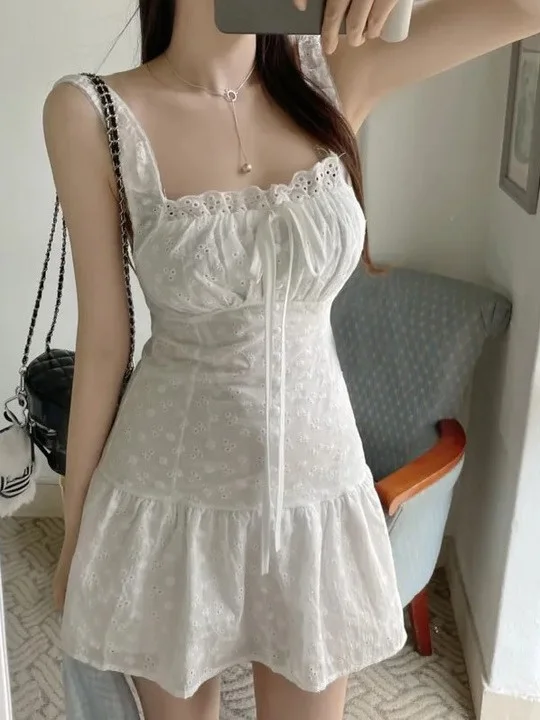 فستان نسائي صيفي أنيق بتصميم مثير بدون حمالات ضيق مع تطريز زهري وياقة مربعة باللون الأبيض مع خصر ضيق