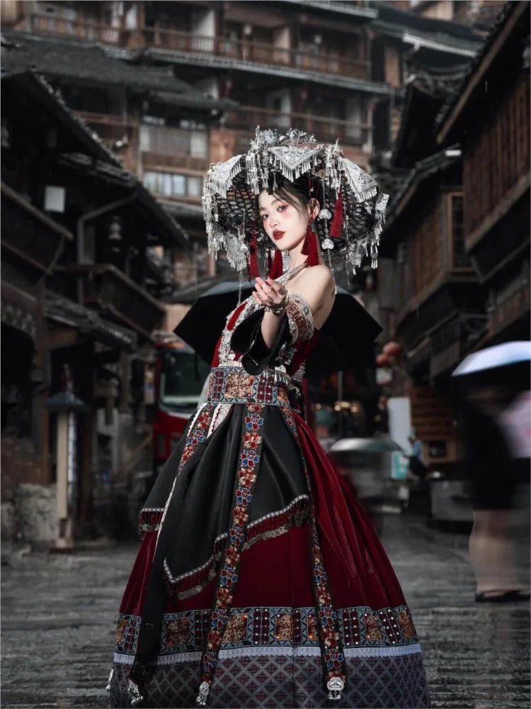 

Travel photography of ethnic women's exotic costumes performance and new clothing for photo shoots