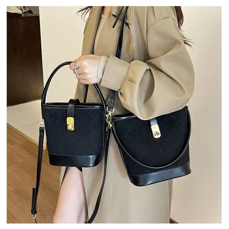 

Popular Women Handbag Genuine Leather Crossbody Bag Shoulder Purse Messenger Ladies Chic Fashionable Everyday Bag