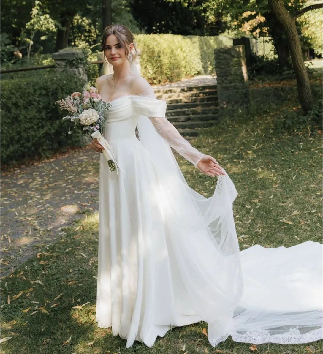 ชุดแต่งงานแบบยาวสั่งตัดพิเศษ ไหล่เฉียง ผ้าลูกไม้ ทรงเอไลน์ ผ้าเครปจับจีบ ผ้าทูลล์ ชายกระโปรงยาวลากพื้น