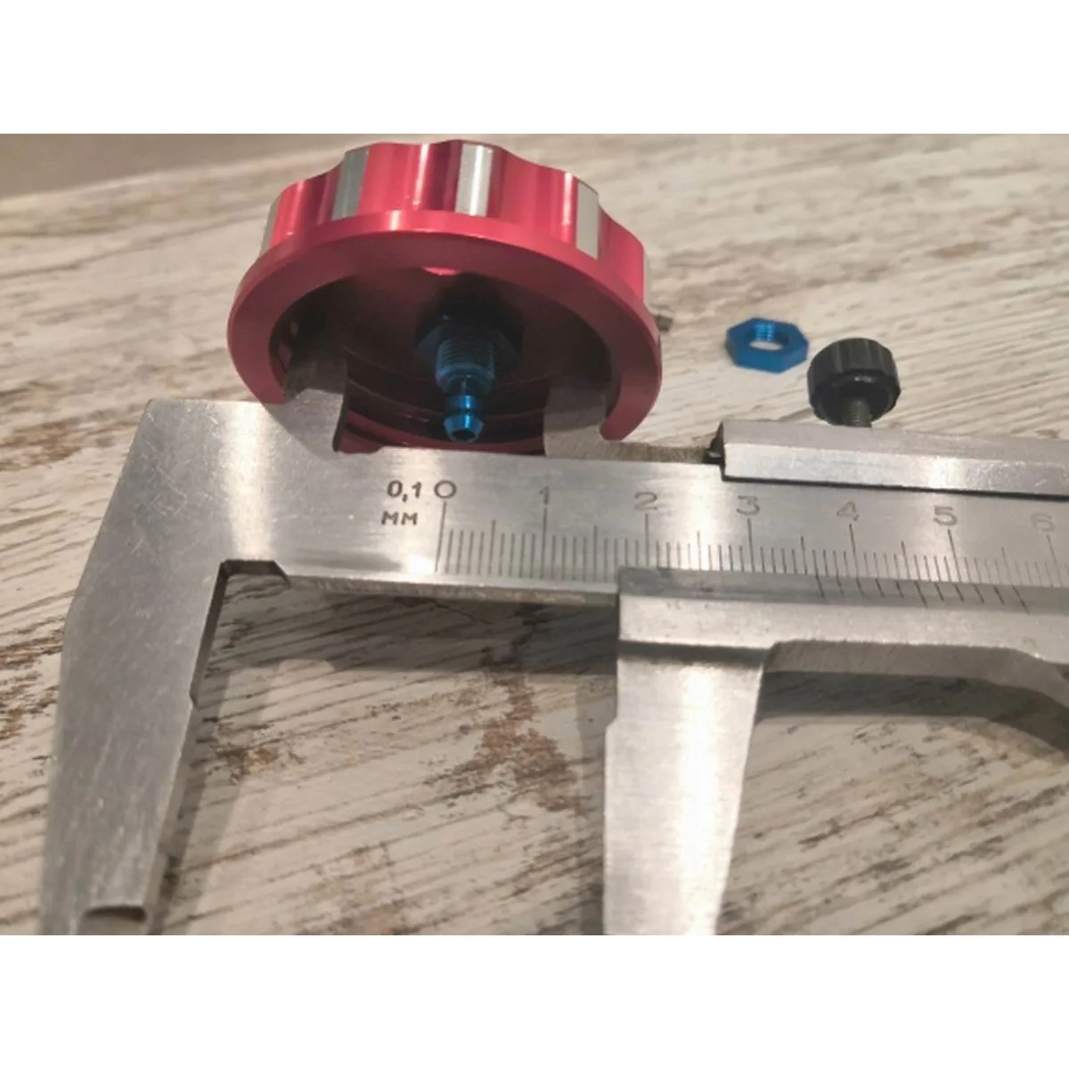 Coperchio Oilcan in lega di alluminio Coperchio della scatola del serbatoio Gasolin-e Tappo del tamburo dell'olio Filtro adattatore superiore per ala fissa per aereo RC