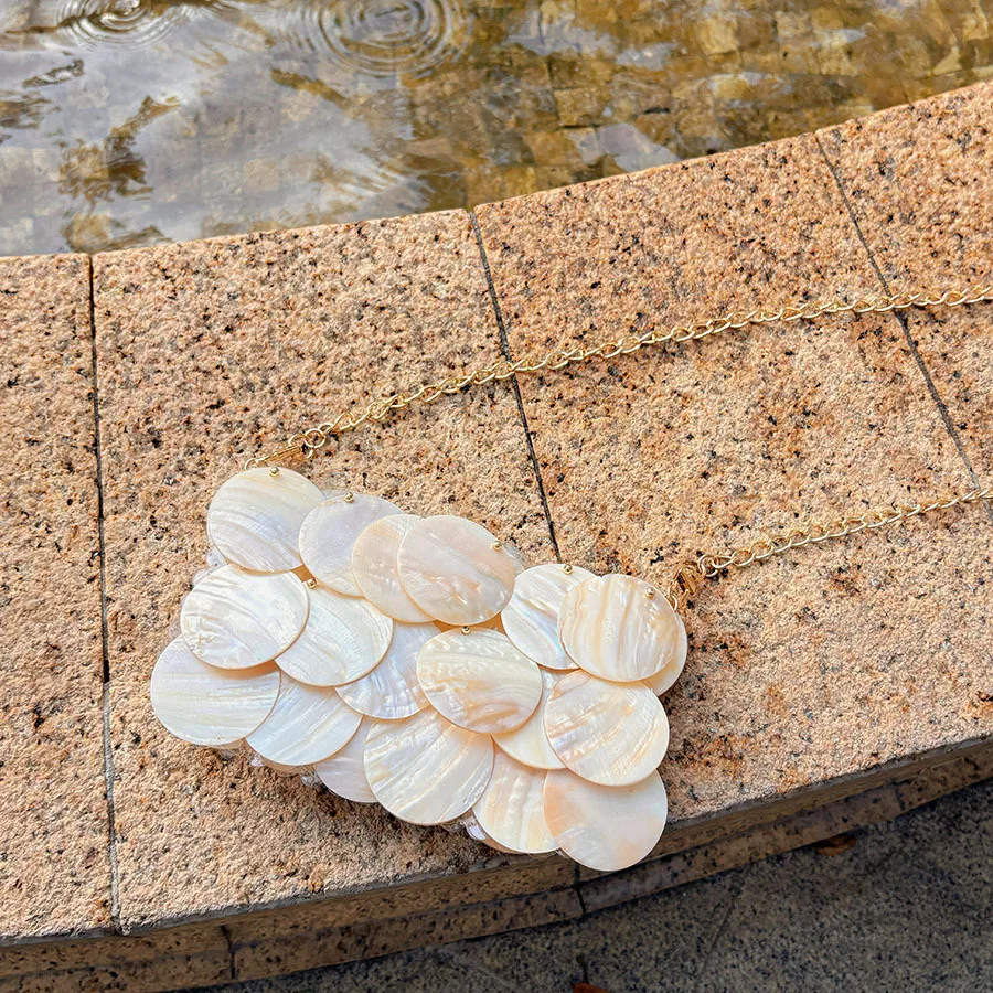 Natural shell disc splicing crossbody bag metal chain shoulder strap fresh and gentle vacation style niche bag