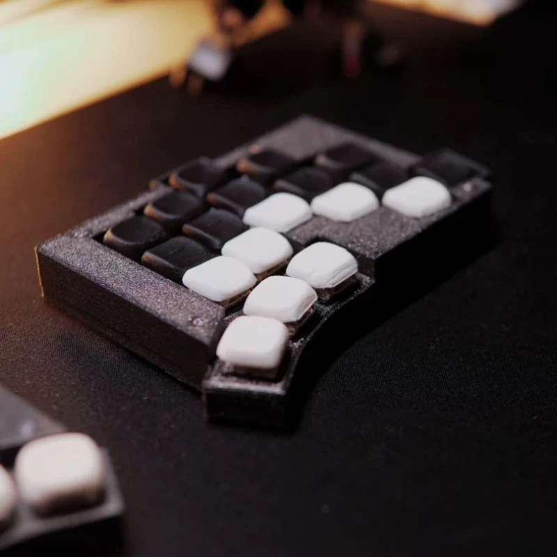 

TOTEM Choc V1 Беспроводная разделенная клавиатура Комплект индивидуальной RGB с горячей заменой Эргономика Двухрежимная ZMK для VIAL Левая и правая клавиатура