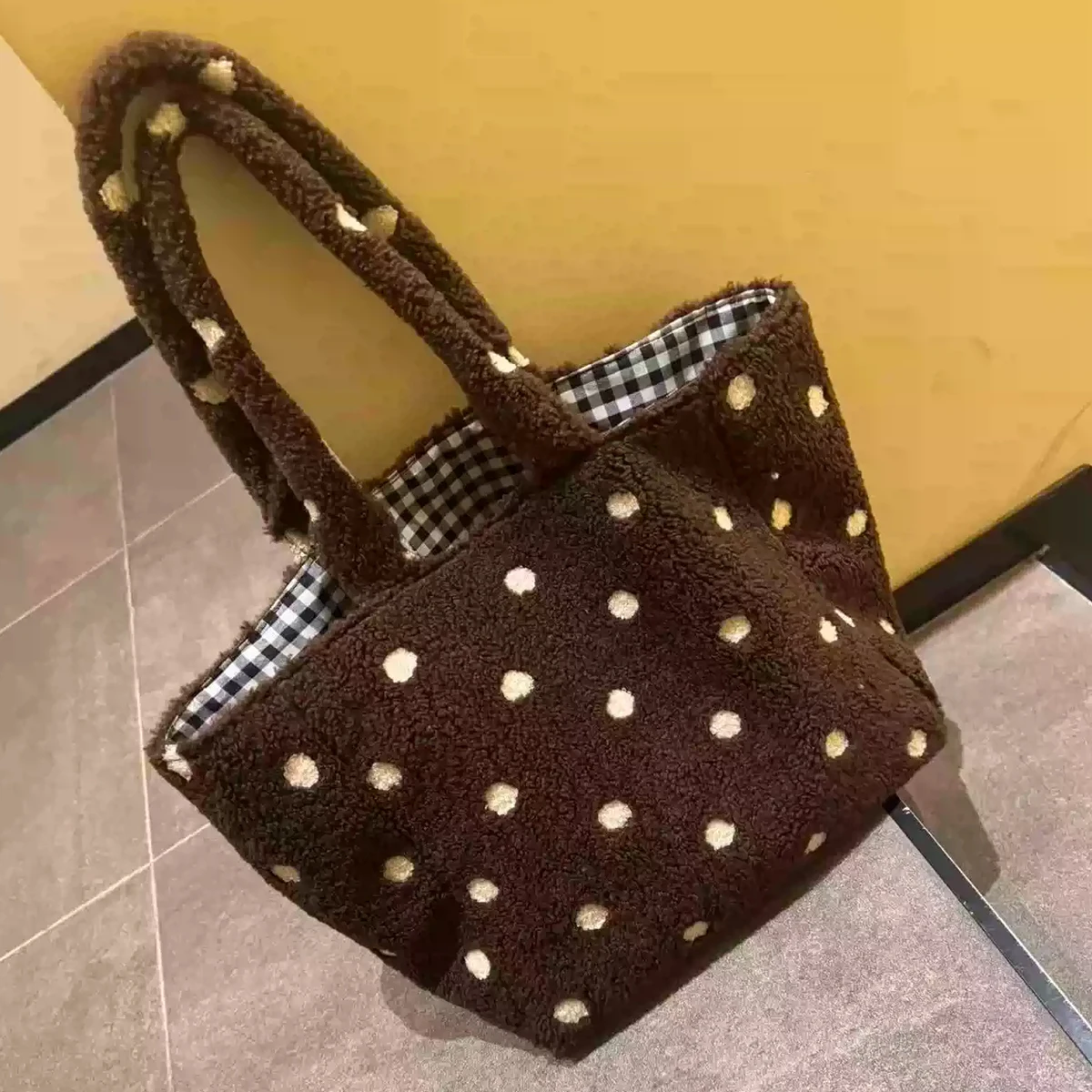 Women Soft Plush Polka Dot Tote Bag 2026 Winter Large Capacity Check Lining Fluffy Shoulder Handbag Casual Daily Shopping Bag