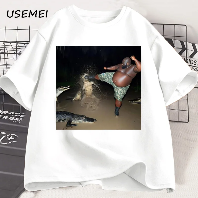 Man Kick Alligator in Swamp T-Shirt Tee Men's Short Sleeve O-neck High Quality Tops Unisex Oversize Casual T Shirt Men Clothes