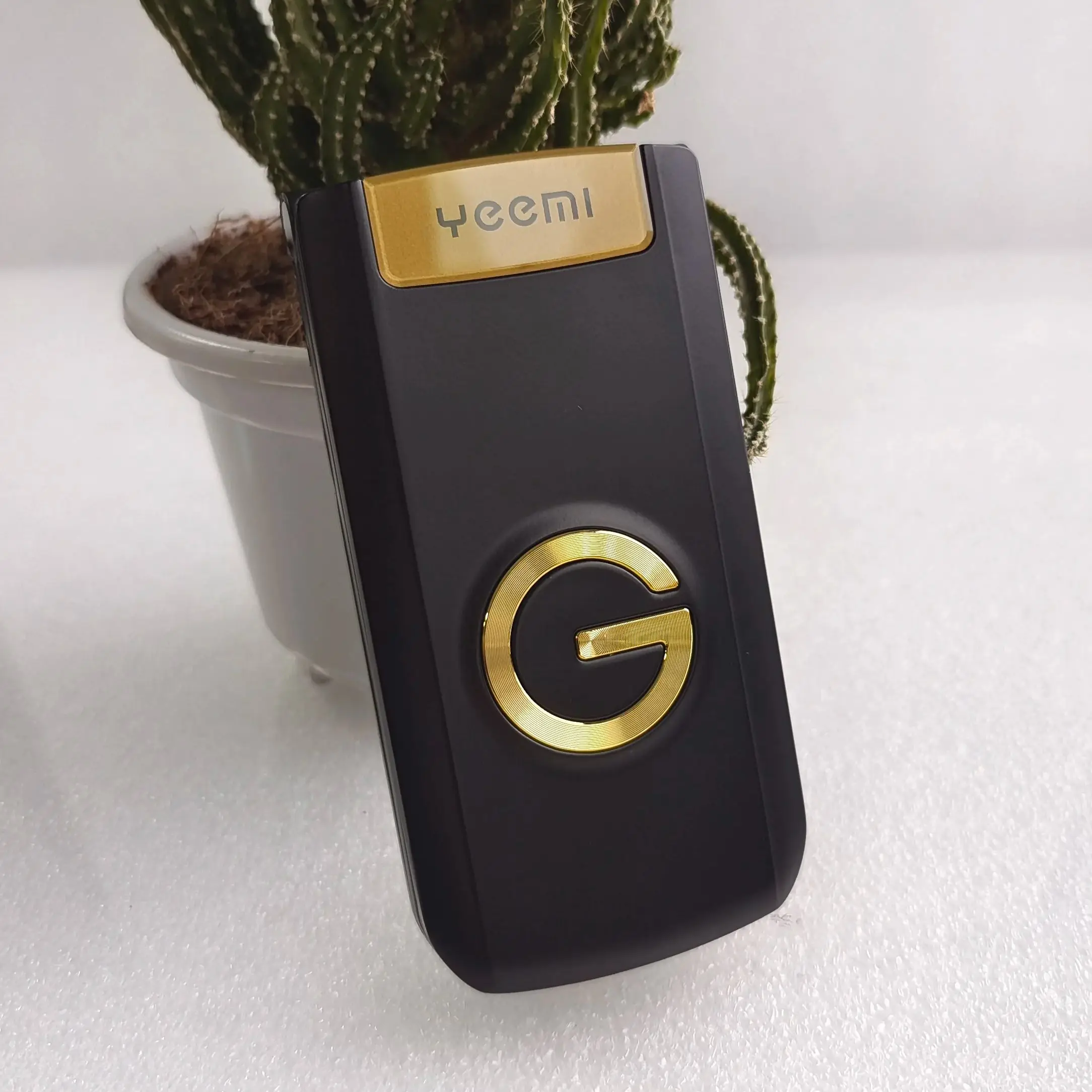 Slim Flip Mobile For Elderly Metal Body Big Screen SOS Call Quick Dial Loud Sound Two Sim Magic Voice Torch Senior Mobile Phone