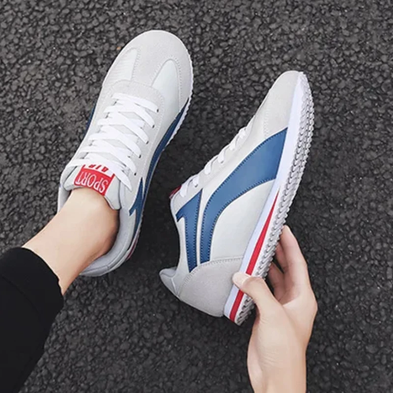 Primavera Sport Outdoor Trend Casual da uomo Taglie forti Fondo morbido piatto con nuove scarpe da ginnastica di marca originali abbinate ai colori con lacci