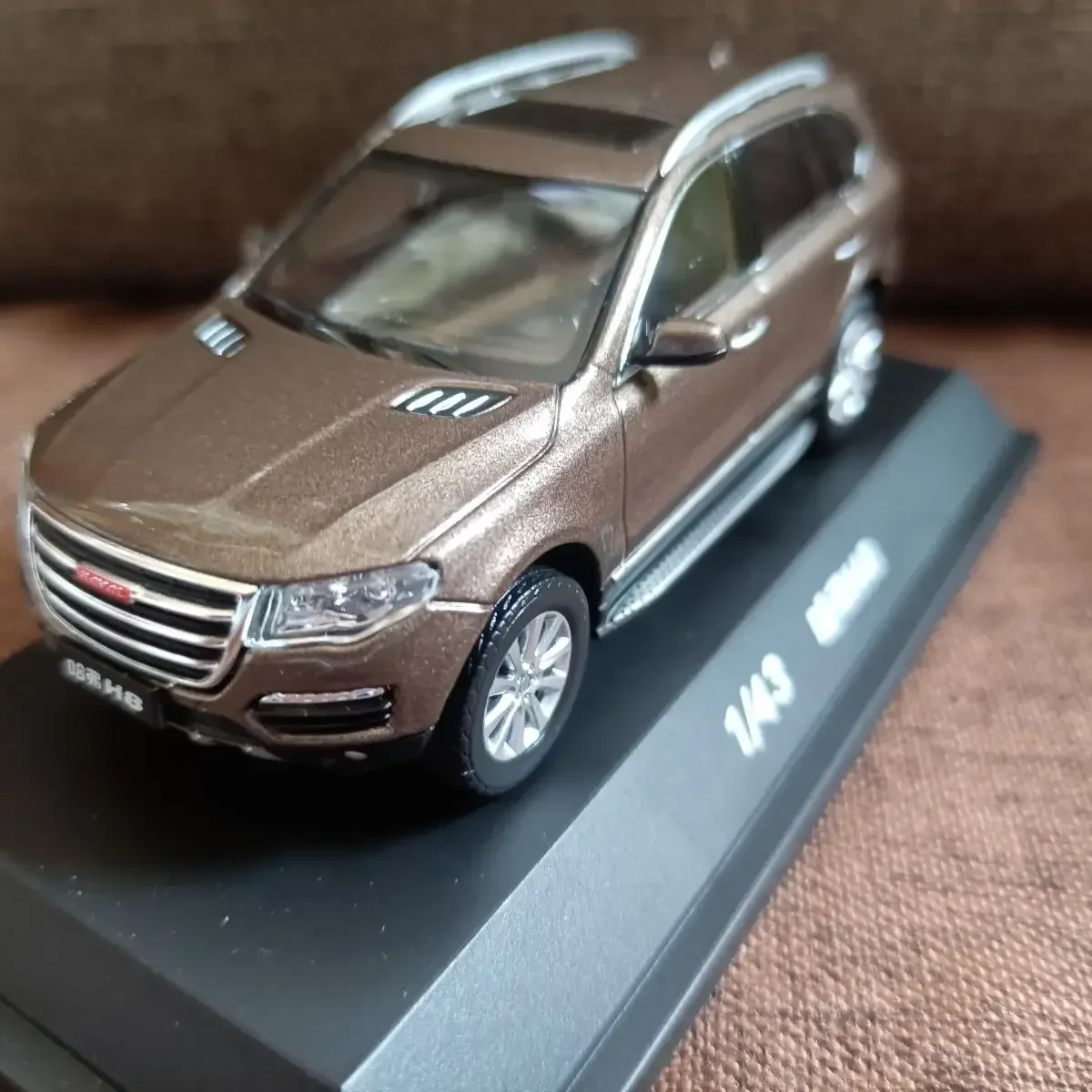 

Haval H8 Red Logo SUV Оригинальная Заводская модель автомобиля из сплава, коричневая микромодель, украшение рабочего стола, 1: 43 GWM