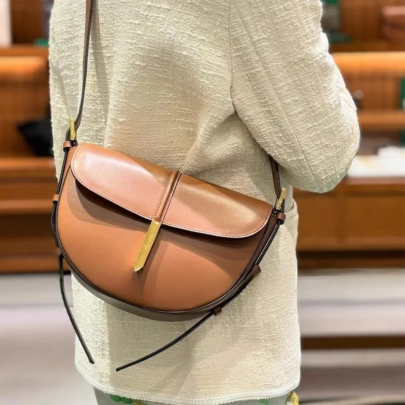 High quality stylish Luxury Women's Shoulder Bag Simple solid color luxury design Commuter style women's crossbody bag