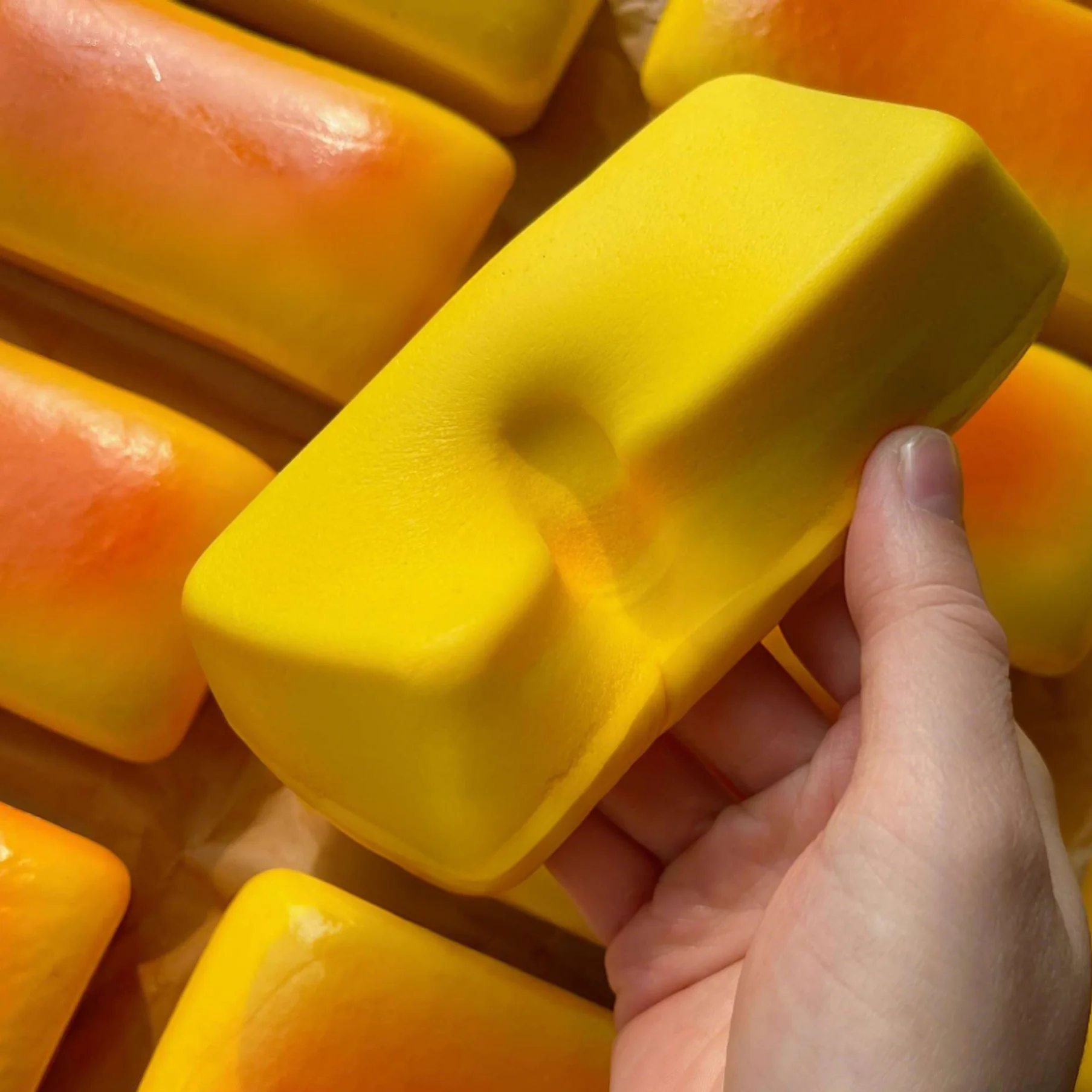 スクイーズシミュレートロングブレッドスクイーズトイストレスリリーフスローライジング感覚フィジェットトイ不安ADHD子供大人用スクイーズトイ