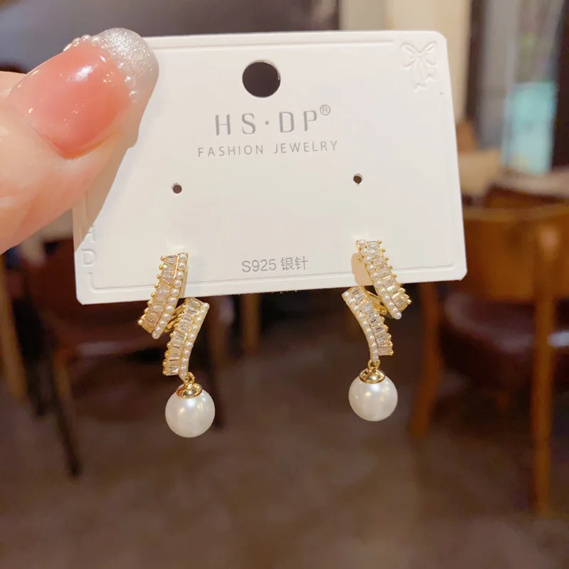 Korean Version of Niche Fashion Light Luxury Design Zircon Spiral Pearl 925 Silver Needle Exquisite Earrings for Women