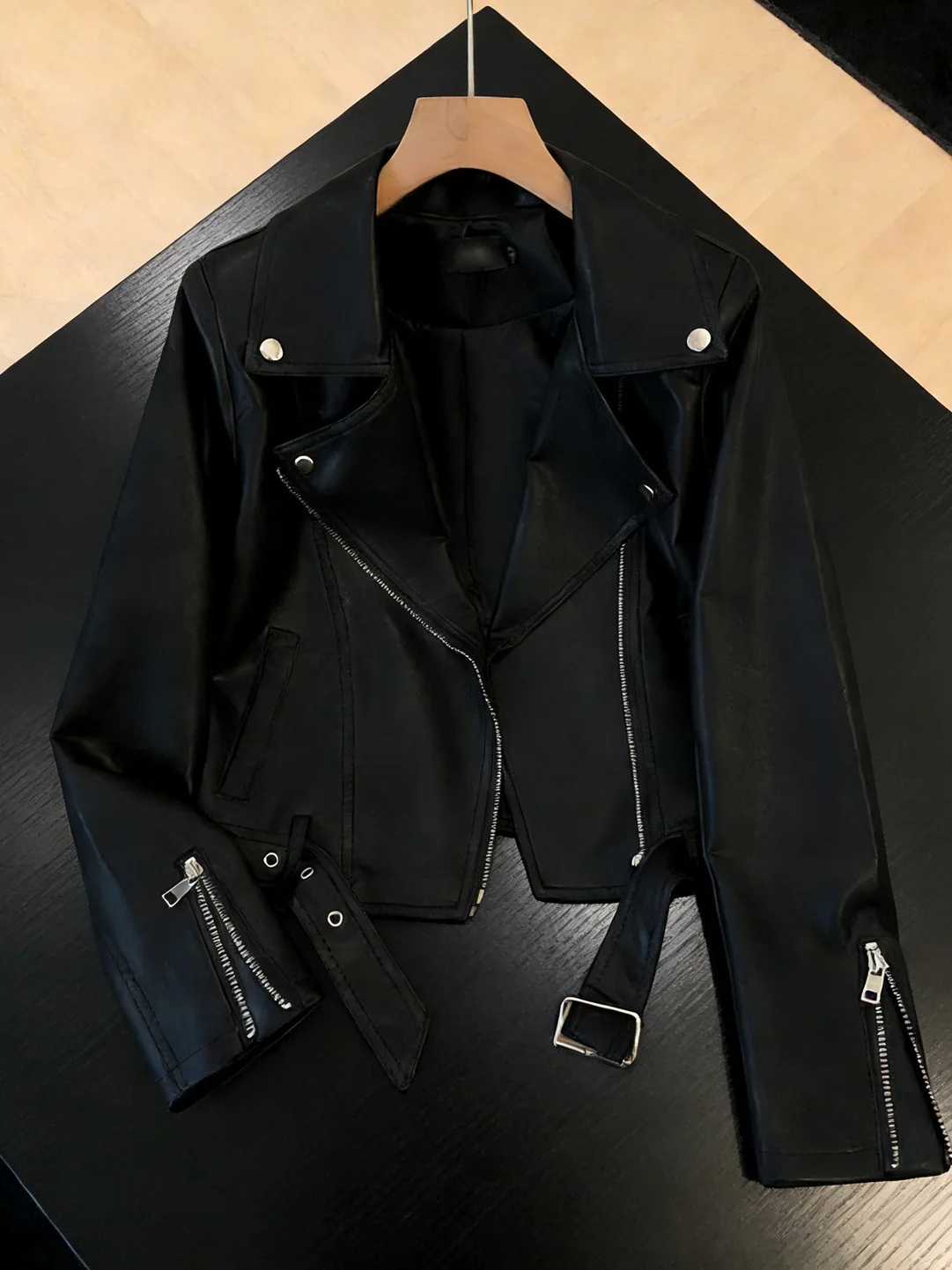 

Американская ретро-куртка из искусственной кожи, короткая, черная, весна 2026, модный дизайн, верхняя одежда, женская, из полиэфирного волокна, на молнии