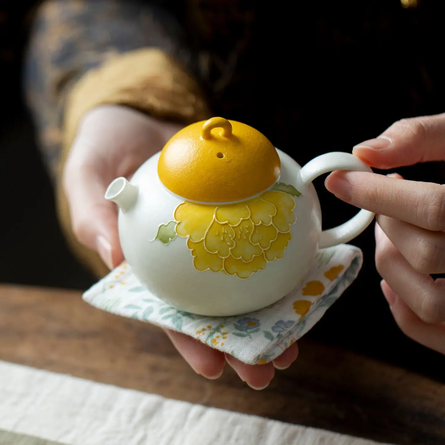 Underglaze Color Pure Hand Drawing Peony Ceramic Teapot with Ball Hole Filter Household Tea Brewing Single  Kung Fu Set