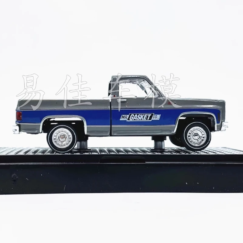 

Машины M2, масштаб 1:64, 1976 GMC Sierra Grande 15, модель автомобиля из сплава, статическая коллекция, украшенные праздничные подарки, игрушки