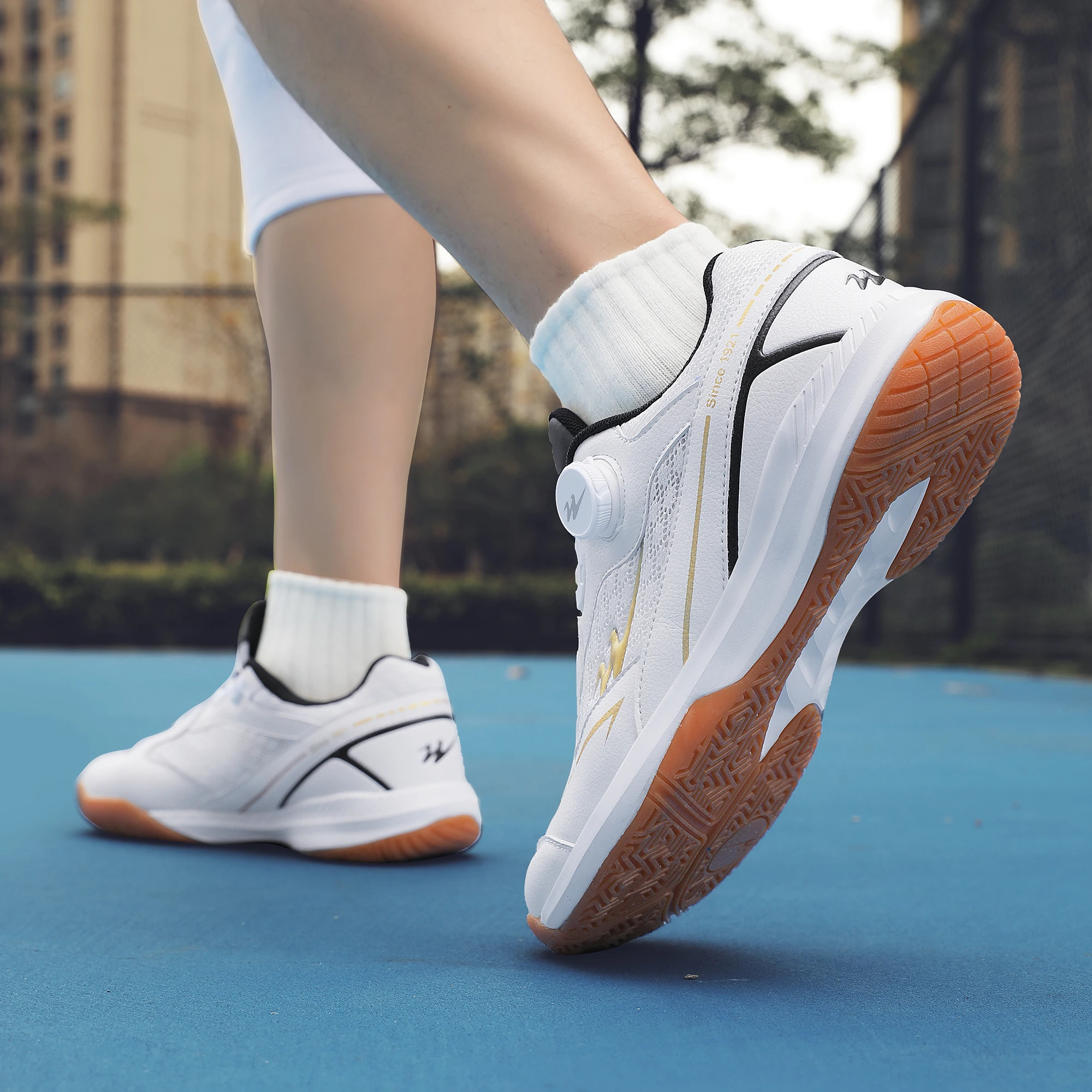 2026 Nueva marca de zapatos de bádminton, zapatos de voleibol profesionales para jóvenes, zapatos de tenis de mesa ligeros y transpirables para niños