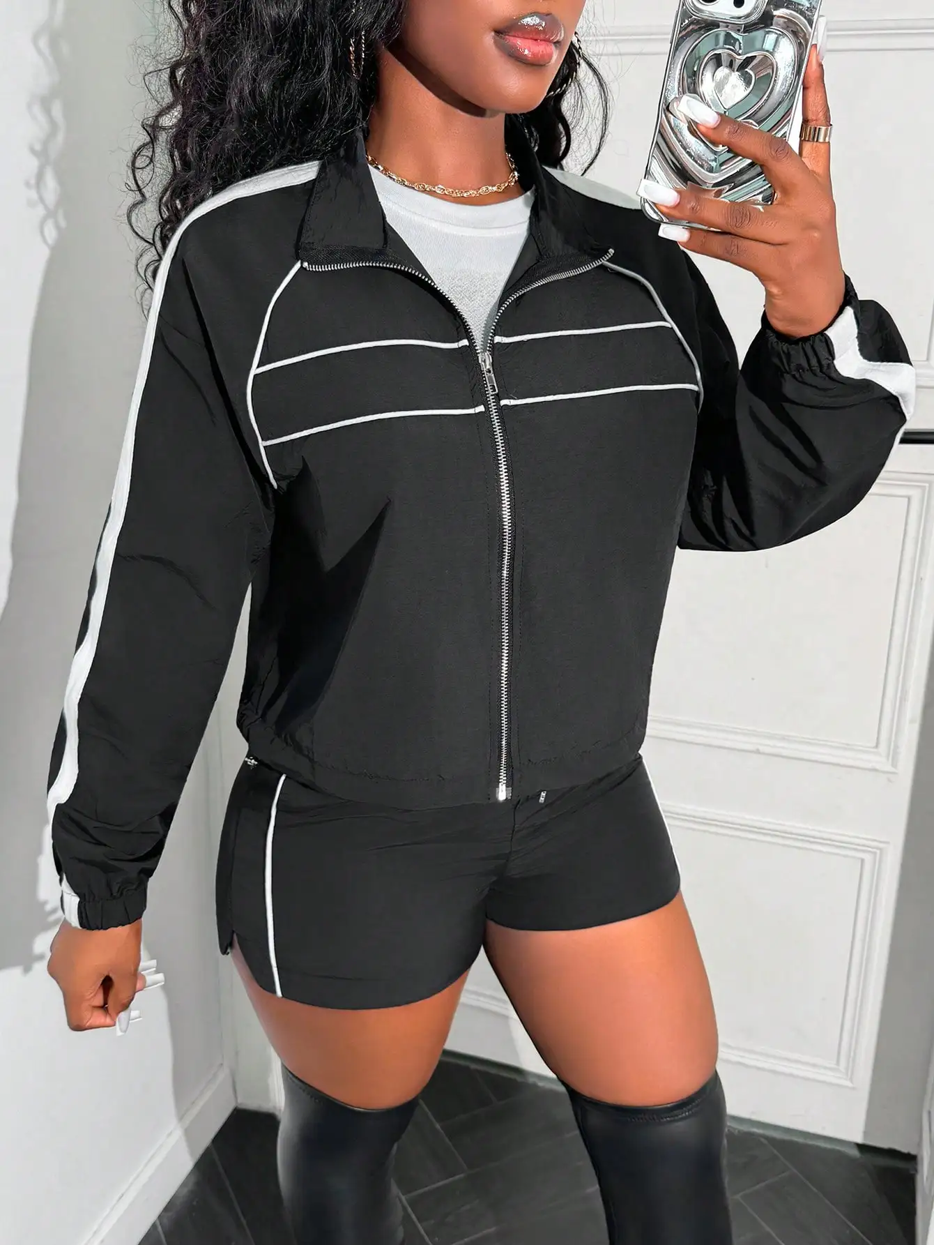 

Женский черный комплект из куртки на молнии и шорт с белыми полосками, повседневный спортивный наряд для весны и осени