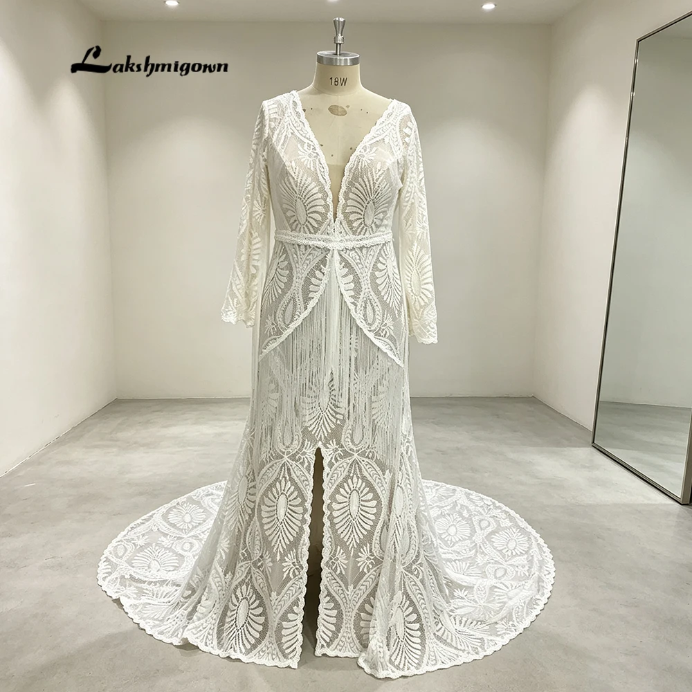 Lakshmigown Bohemian Plus-Size Spitzen-Brautkleid mit tiefem V-Ausschnitt, langen Glockenärmeln, Meerjungfrauen-Schnitt, Frontschlitz und gewelltem Spitzenbesatz. – Detail 5