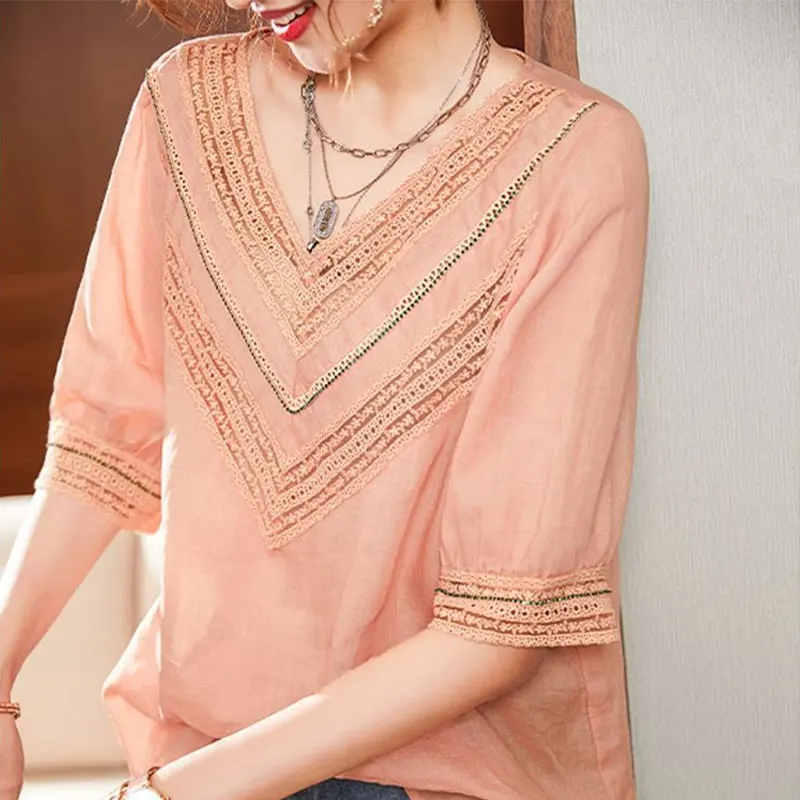 Vintage Lace Hollow Out Elegant V-Neck Shirt Summer Half Sleeve Female Clothing Bright Line Decoration Spliced Straight Blouse