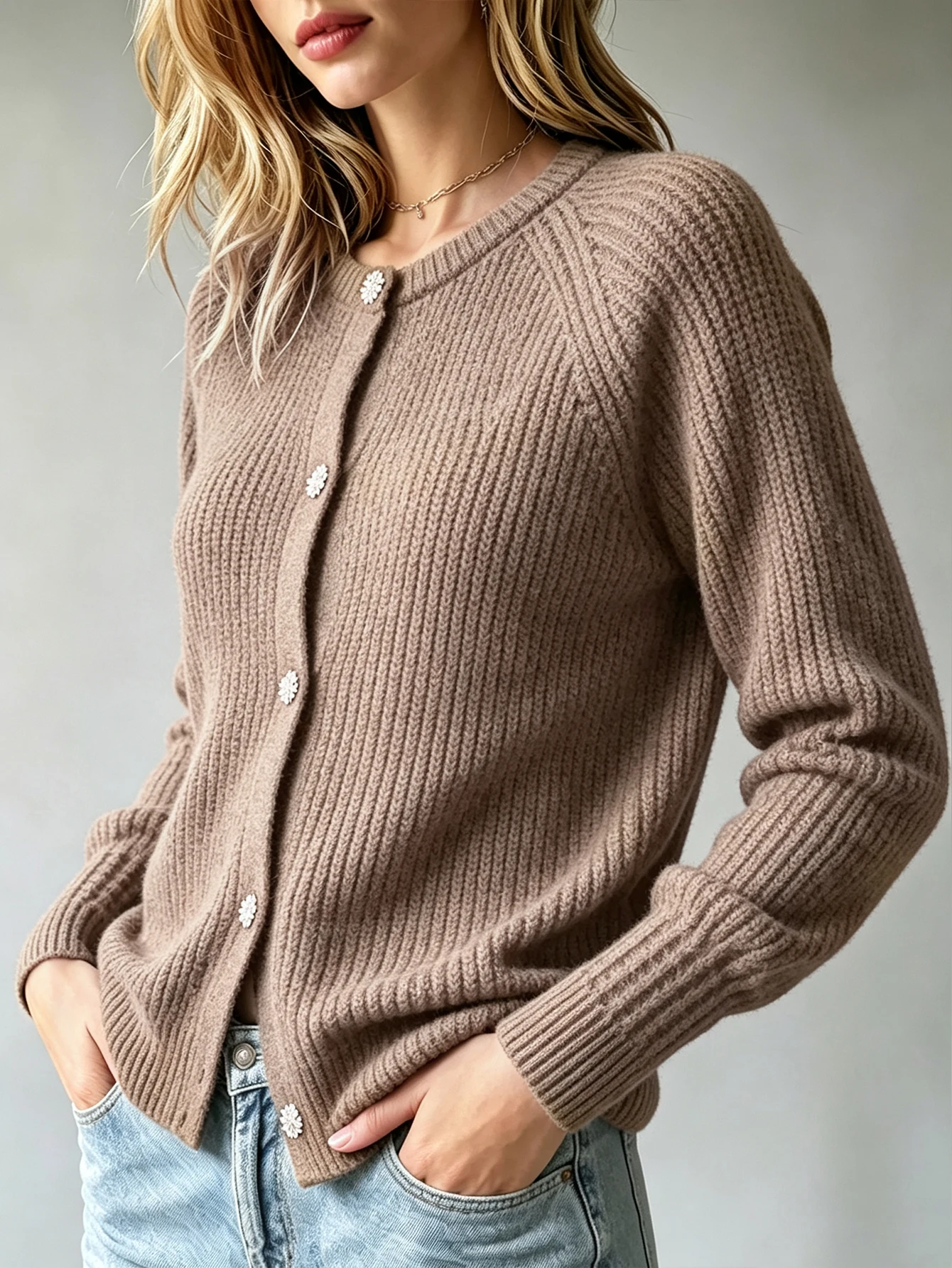 Europäischer Herbst- und Winter-Neu-Look: Damen-Strickjacke mit Rundhalsausschnitt und Raglanärmeln, weiche und dicke gerippte Textur, exquisite Strassblumenknöpfe, warme Kaffeefarbe, lockere