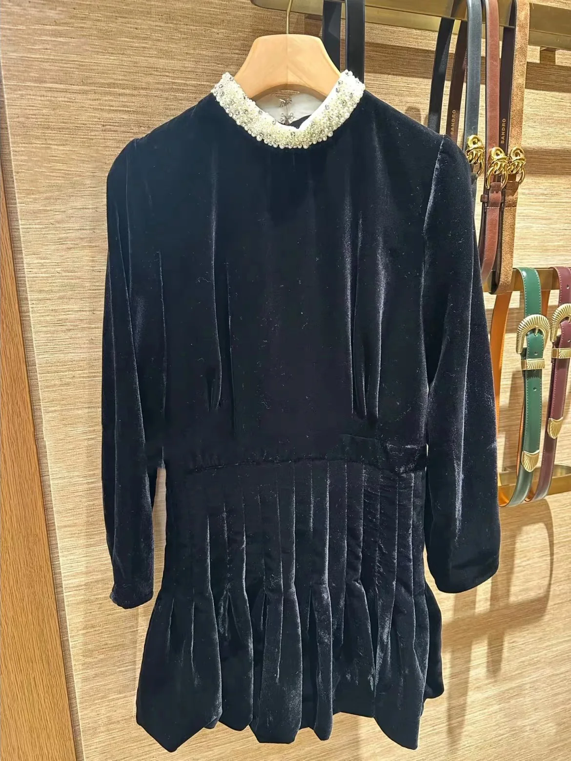 S Home Winter 2025 تنورة ماكسي مخملية عالية الخصر مزينة باللؤلؤ وحجر الراين or Dr Slimming Bla Dr Commute Sle