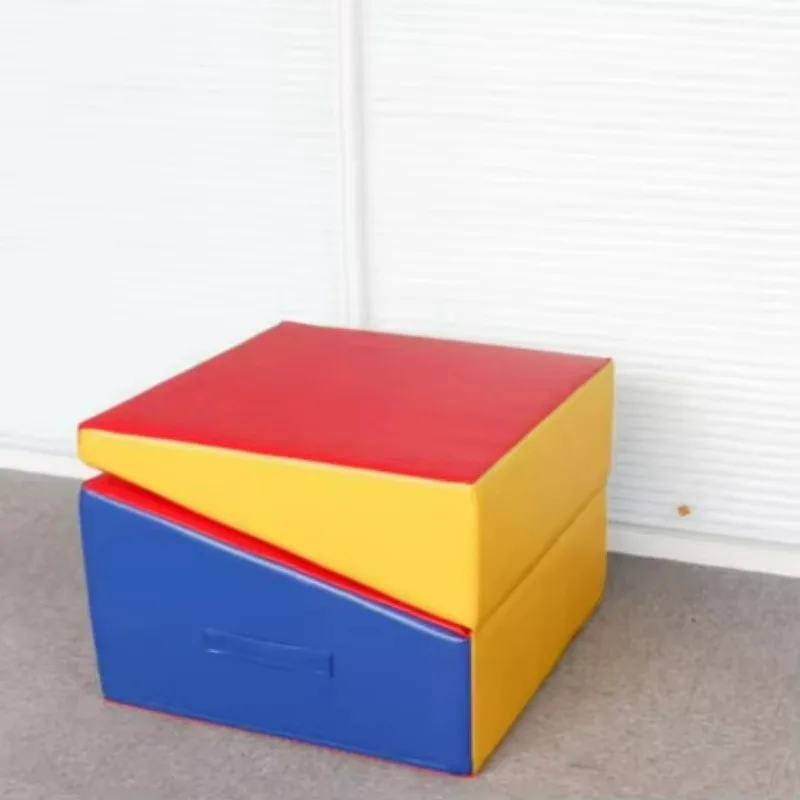 

Складной гимнастический мат треугольной формы для спортивных тренировок и ежедневных занятий фитнесом. Новинка.