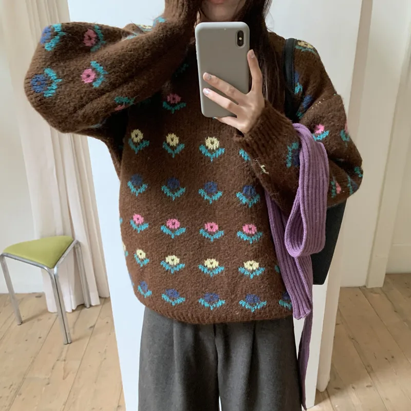 เสื้อสเวตเตอร์ไหมพรมทรงหลวม แขนยาว ลายปักดอกไม้สไตล์เรโทรสุดชิคสำหรับผู้หญิง แฟชั่นฤดูหนาว เสื้อคลุมสไตล์สตรีท